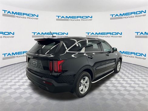 Used 2023 Kia Sorento LX image 5