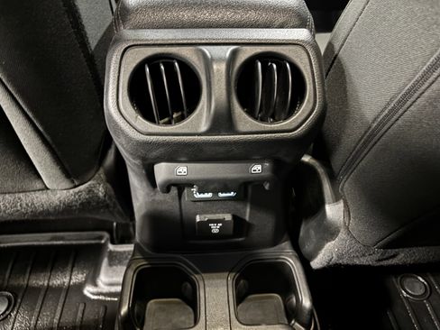 Used 2020 Jeep Wrangler Unlimited Sahara image 8