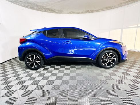Used 2018 Toyota C-HR XLE FWD image 2