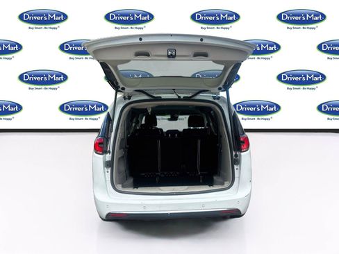 Used 2023 Chrysler Pacifica Touring-L FWD image 23