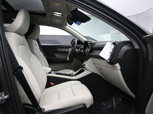 New 2026 Volvo XC40 B5 Ultra w/ Climate Package image 28