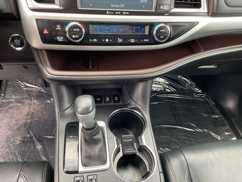 Used 2017 Toyota Highlander XLE AWD/4WD image 26