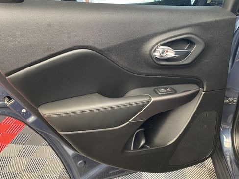 Used 2019 Jeep Cherokee Limited AWD/4WD image 17
