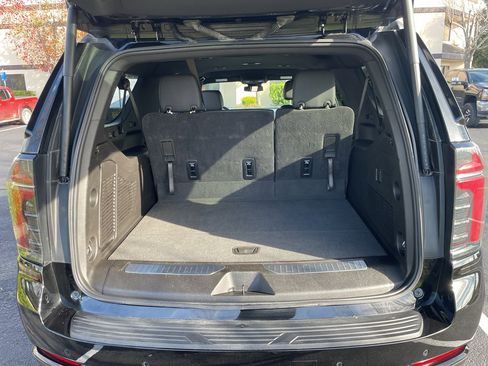 Used 2025 Chevrolet Suburban Z71 image 54