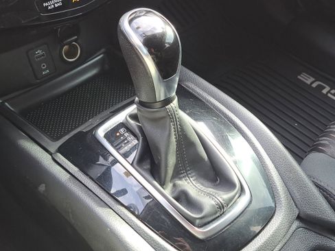 Used 2017 Nissan Rogue SV w/ SV Premium Package image 21