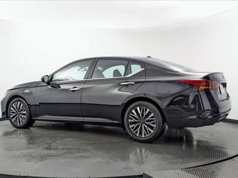 Used 2025 Nissan Altima 2.5 SV FWD image 6