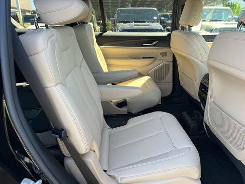 New 2026 Jeep Grand Cherokee L Limited w/ Luxury Tech Group II AWD/4WD image 19