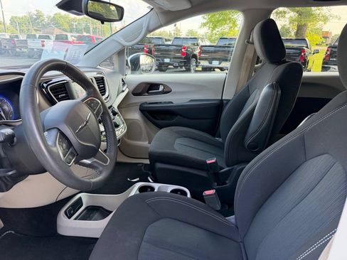 Used 2023 Chrysler Voyager LX FWD image 5