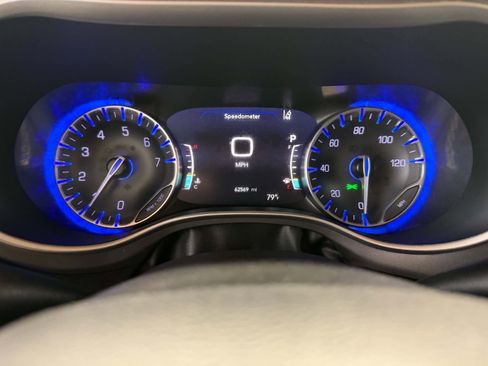 Used 2023 Chrysler Pacifica Touring-L FWD image 22