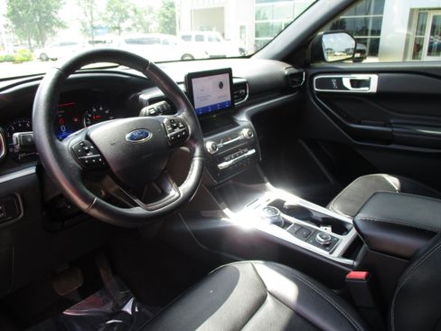 Used 2020 Ford Explorer XLT w/ Equipment Group 202A AWD/4WD image 12