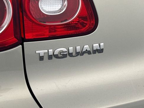 Used 2010 Volkswagen Tiguan SE AWD/4WD image 18
