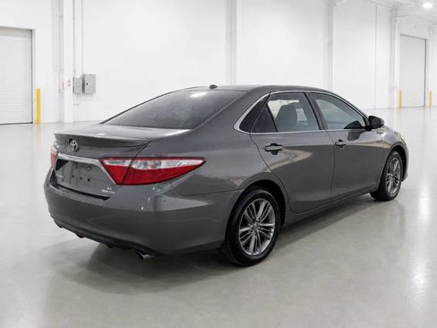 Used 2017 Toyota Camry SE w/ Moonroof Package FWD image 5