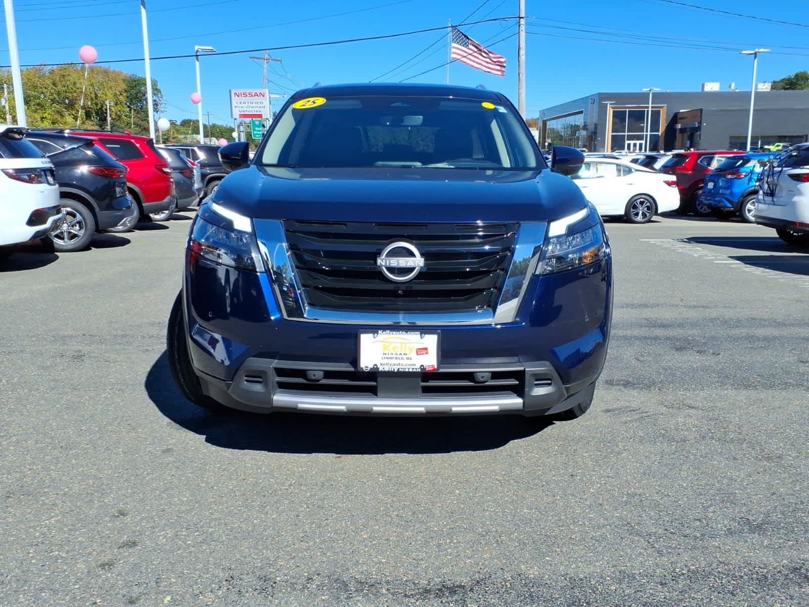 Used 2025 Nissan Pathfinder SL AWD/4WD image 2