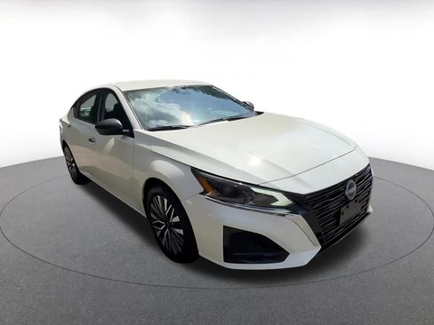 Used 2025 Nissan Altima 2.5 SV image 3