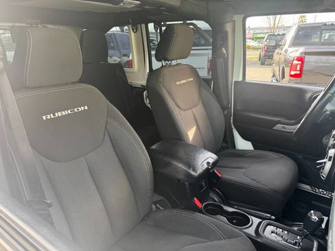 Used 2018 Jeep Wrangler Unlimited Rubicon w/ Connectivity Group image 12