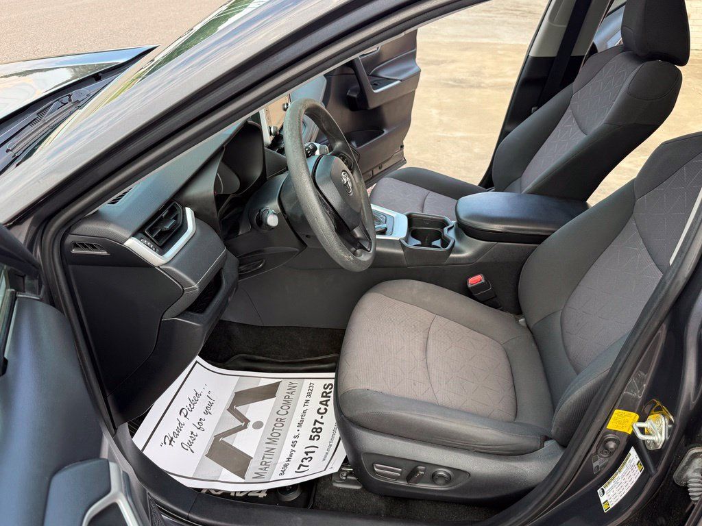 Used 2019 Toyota RAV4 XLE w/ Convenience Package FWD image 25