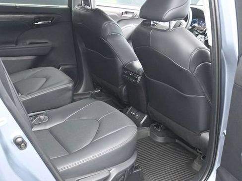 Used 2023 Toyota Highlander Platinum FWD image 23