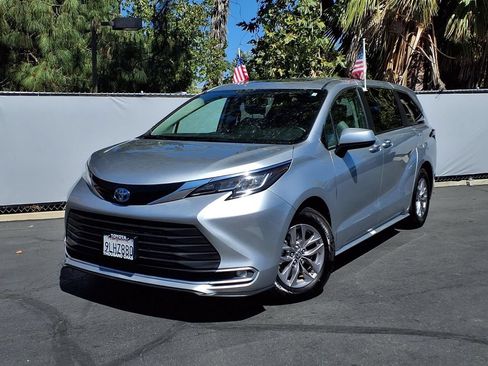 Certified 2022 Toyota Sienna XLE FWD image 26
