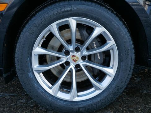 Certified 2024 Porsche Macan image 7