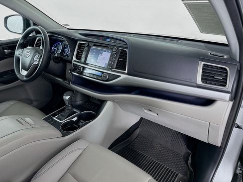 Used 2019 Toyota Highlander XLE w/ Protection Package #3 AWD/4WD image 28