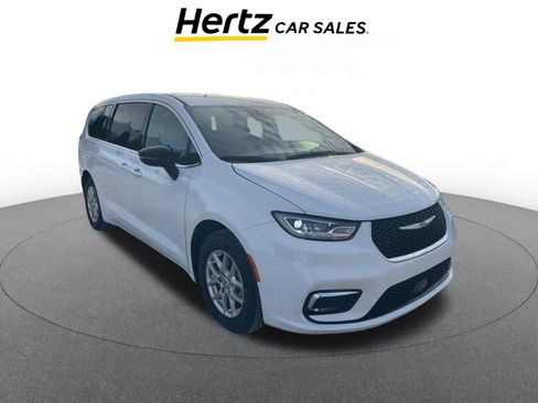 Used 2025 Chrysler Pacifica Select image 1