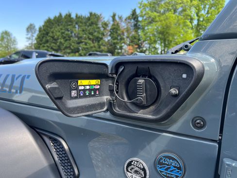 Used 2024 Jeep Wrangler Unlimited AWD/4WD image 3