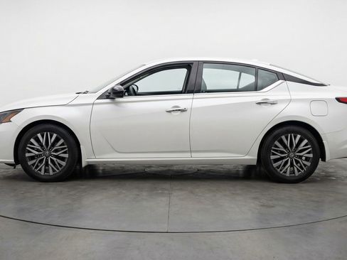 Used 2025 Nissan Altima 2.5 SV FWD image 5