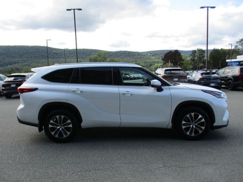 Used 2022 Toyota Highlander XLE AWD/4WD image 4