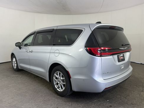 Used 2023 Chrysler Pacifica Touring-L FWD image 5