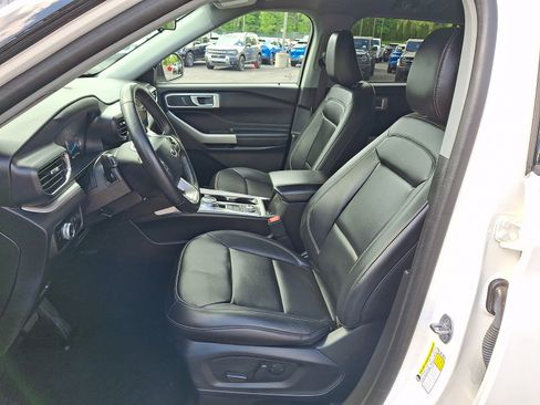 Used 2023 Ford Explorer XLT w/ Equipment Group 202A AWD/4WD image 15