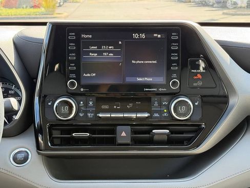 Used 2021 Toyota Highlander XLE AWD/4WD image 26