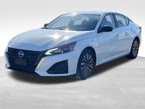 Used 2025 Nissan Altima 2.5 SV image 3
