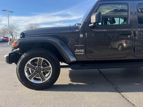 Used 2018 Jeep Wrangler Unlimited Sahara image 9