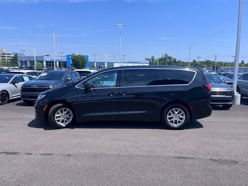 Used 2023 Chrysler Pacifica Touring-L FWD image 6