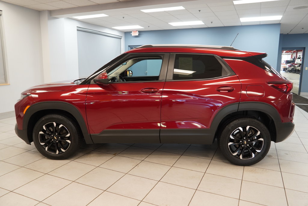 Used 2022 Chevrolet TrailBlazer LT w/ Convenience Package FWD image 2
