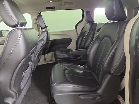 Used 2023 Chrysler Pacifica Touring-L FWD image 16