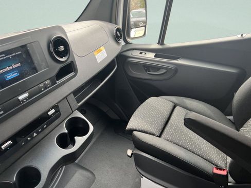 Used 2024 Mercedes-Benz Sprinter 2500 image 34