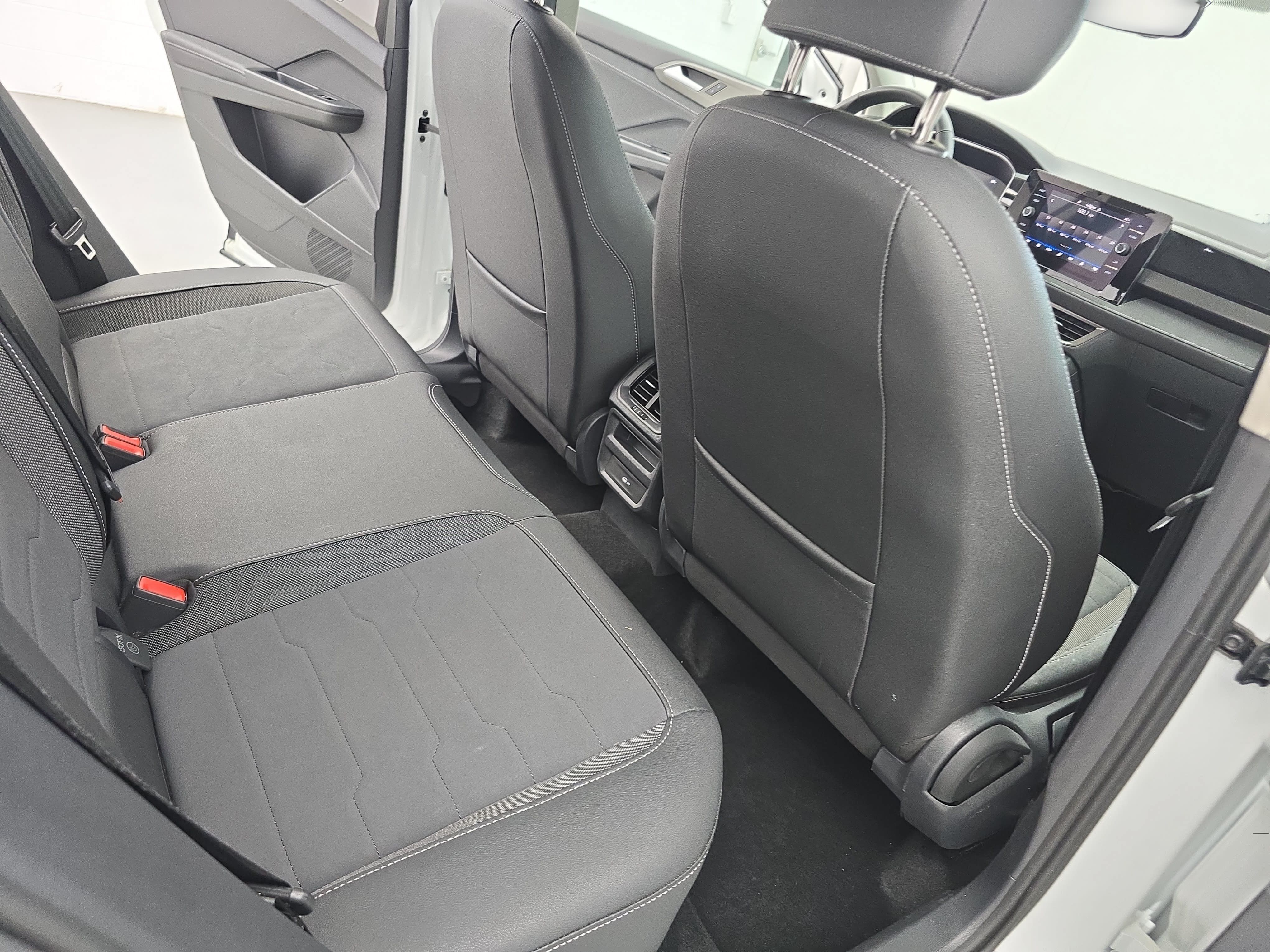 Certified 2025 Volkswagen Taos SE FWD image 11