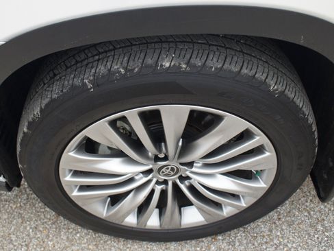 Used 2025 Toyota Highlander Platinum image 27