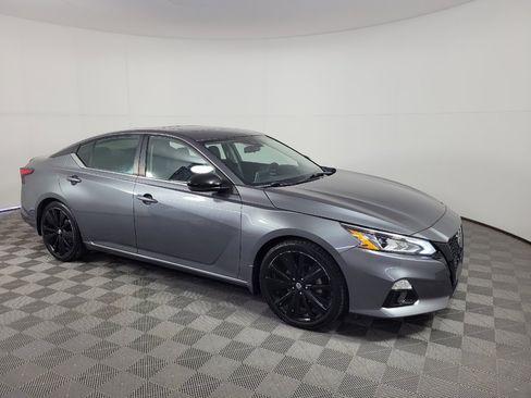 Used 2022 Nissan Altima 2.5 SR w/ Midnight Edition Package FWD image 11