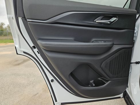 New 2025 Jeep Grand Cherokee Altitude image 14