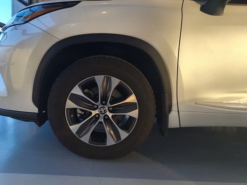 Used 2022 Toyota Highlander XLE image 26