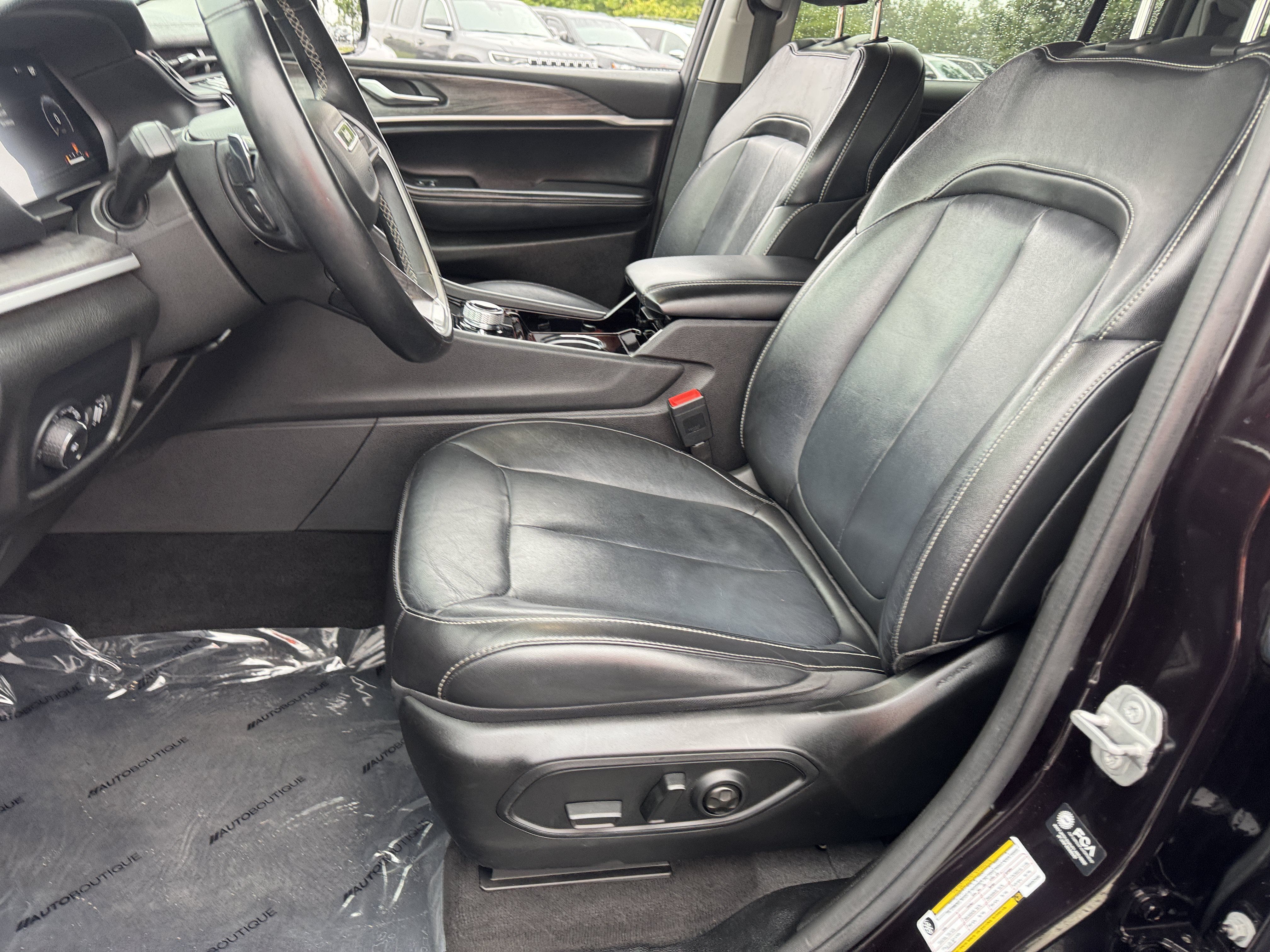 Used 2022 Jeep Grand Cherokee L Limited w/ Black Appearance Package AWD/4WD image 9