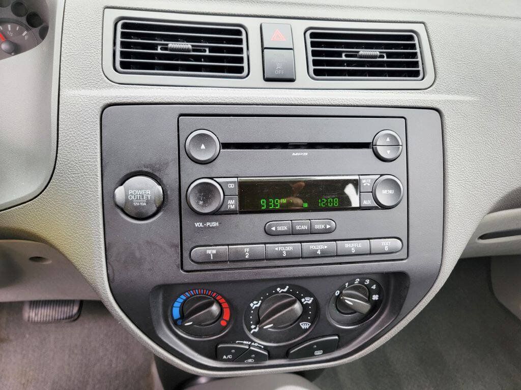 Used 2005 Ford Focus ZX4 Sedan FWD image 24