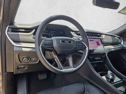 Used 2025 Jeep Grand Cherokee Limited RWD image 10