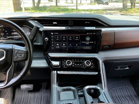 Used 2025 GMC Sierra 2500 Denali Ultimate AWD/4WD image 9