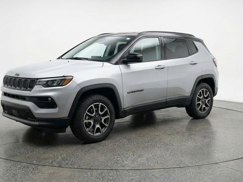 Used 2025 Jeep Compass Trailhawk image 3