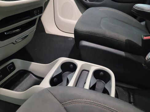 Used 2017 Chrysler Pacifica Touring FWD image 26