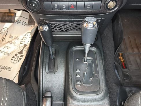 Used 2018 Jeep Wrangler Unlimited Rubicon w/ Connectivity Group AWD/4WD image 22