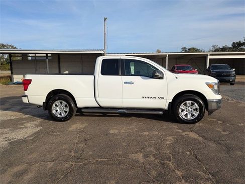 Used 2018 Nissan Titan SV w/ SV Convenience Package image 3
